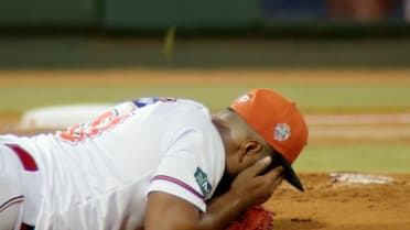 Peña captura batazo que golpea a Barría