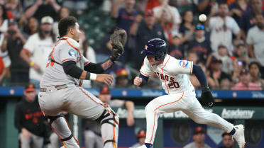 Tyler O'Neill keeps the game tied with a double play