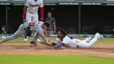 José Ramírez scores from second on wild pitch