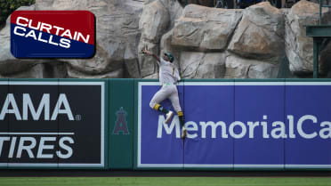 Denzel Clarke climbs wall for epic home run robbery