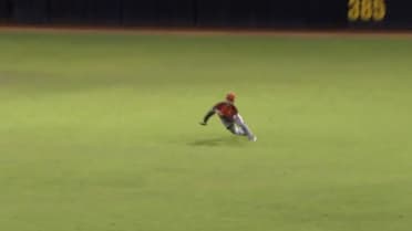 Ismael Alcántara atrapa de clavado