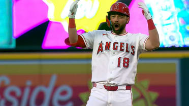 Schanuel limpia las bases con doble 