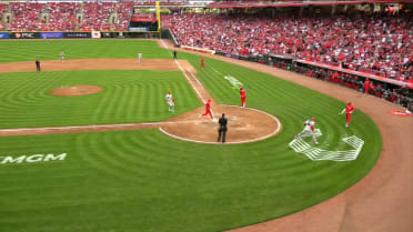 TJ Friedl anota en un pitcheo descontrolado