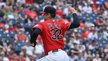 Gavin Williams fans Luis García Jr.
