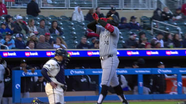 Eloy Jiménez hits a three-run home run (2)