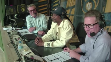 Snoop Dogg joins Brewers' booth to do play-by-play