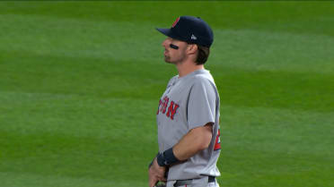 Nick Sogard se desliza y saca el out