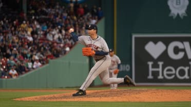 Kai-Wei Teng escapes bases-loaded jam