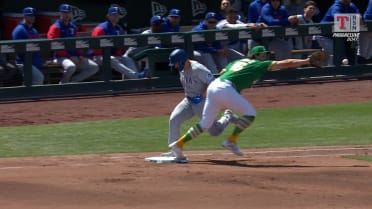 Wyatt Langford llega quieto a primera base tras la revisión