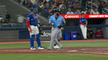 Yandy Díaz scores on throwing error