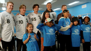 White Sox visit Boys and Girls Club of Chicago