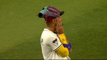D-backs turn bizarre double play after lengthy review