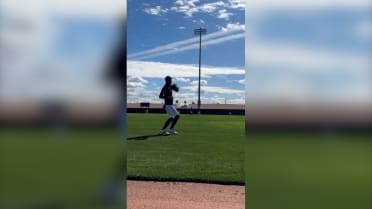 Ichiro Suzuki and Julio Rodriguez play catch 