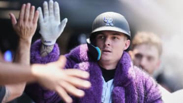 Jonrón solitario de Mickey Moniak (15)