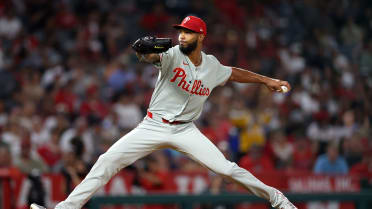 Cristopher Sánchez strikes out Mike Trout