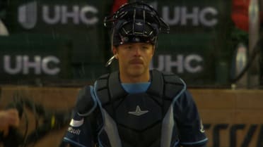 Josh Bell recibe base por bolas tras revisión