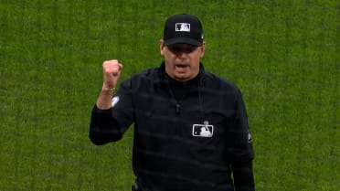 Angel Martínez throws out Yordan Alvarez after review