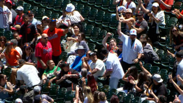 Giants' fan catches Heliot Ramos' foul ball