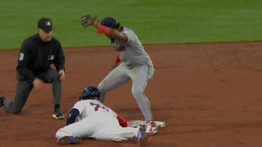 Carlos Narváez is out at second after review