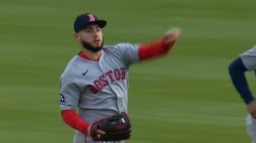 Wilyer Abreu makes a tremendous sliding catch