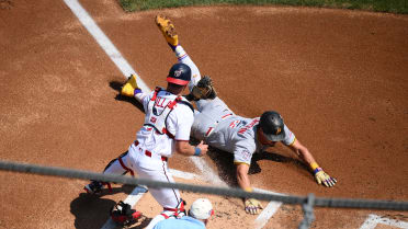 Pirates score first run of game on double steal