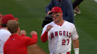 Presentan a Angelinos en su juego inaugural