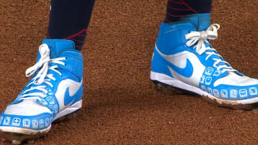 Mauricio Dubón usa botines personalizados de Honduras