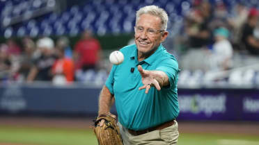 Tommy Hutton joins grandchildren to throw first pitch