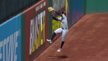 Wenceel Pérez makes an incredible leaping catch