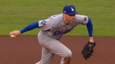 Freddie Freeman's smooth spinning stop