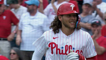 Alec Bohm detona 2 jonrones en el juego