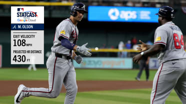 Olson pega jonrón de 430 pies