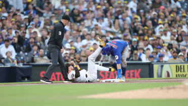 Dansby Swanson steals third base, leaves with cramp