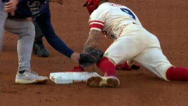 Cal Raleigh catches Zach Neto stealing after review