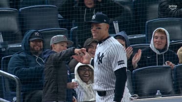 Aaron Judge makes running catch, high fives fan