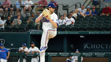 Jacob deGrom fans Mike Tauchman, strikes out the side