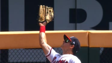 Mike Yastrzemski robs Andy Ibáñez of a home run