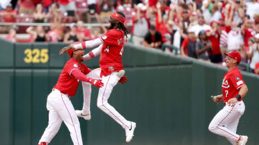 Reds walk off on fielding error 