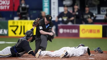Team Japan baserunner thrown out at home to end game