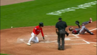 Jarren Duran scores on fielder's choice and error