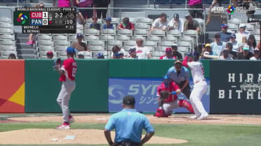 Tiro a mano limpia de Yoán Moncada