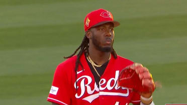 Elly De La Cruz's smooth backhanded stop