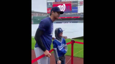 Shohei Ohtani gifts fan a picture and a baseball