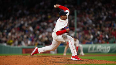 Eduardo Rivera poncha a tres en su debut en MLB