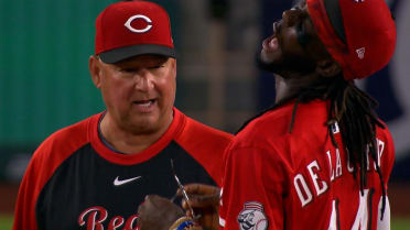 De La Cruz, Francona joke around during mound visit