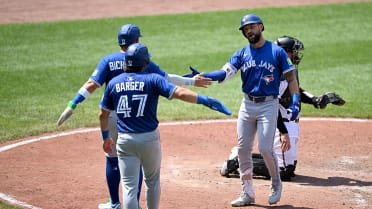 Blue Jays score five runs to take lead in 7th