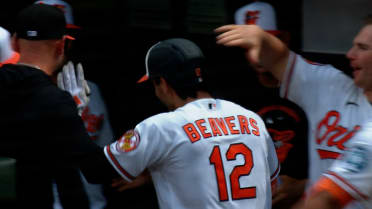 Dylan Beavers suelta jonrón solitario