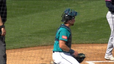 Cal Raleigh throws out Angel Martínez