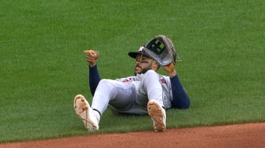Carlos Correa's impressive diving snag