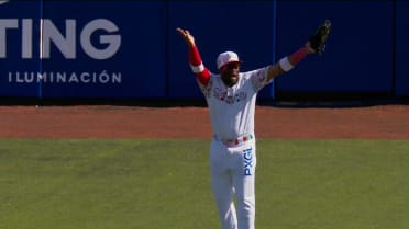 Yadir Drake atrapa en plena carrera